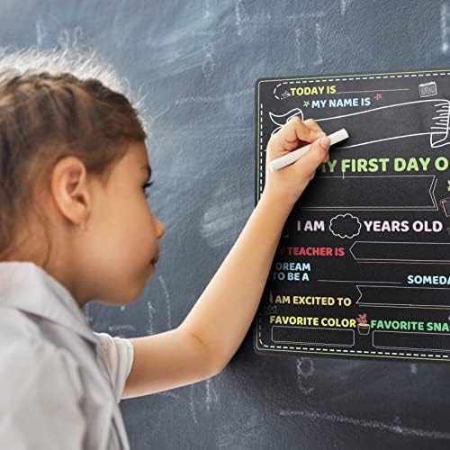 Djeca koja pišu jastučiću školske ploče dijeljenje ploča natpisa prvi dan školske ploče školskih ploča u školi školska škola