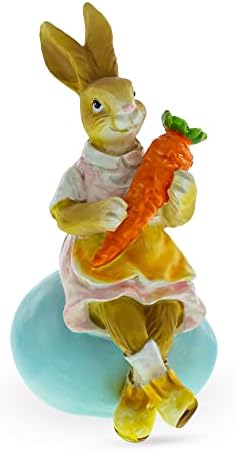 Najbolja pljuskana majka koja drži mrkvu i sjedi na figurici uskrsnog jaja