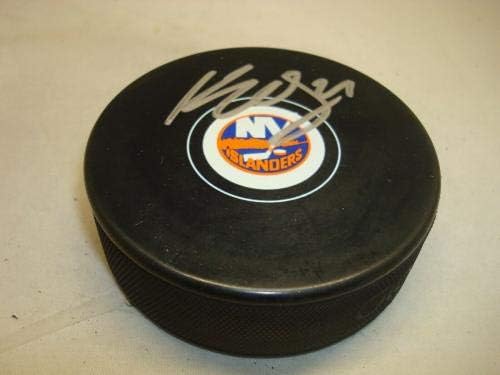 Kile Okposo potpisao je hokejaški pak Njujorški Islanders s autogramom 1-u-NHL Pak s autogramom