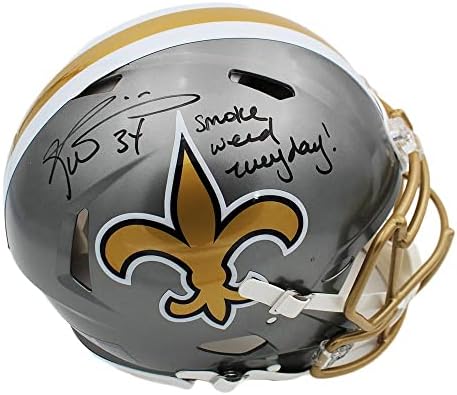 Rikki Vilijams potpisala je NFL-ovu kacigu s potpisom na kojoj je pisalo: pušite travu svaki dan!NFL kacige s natpisima i