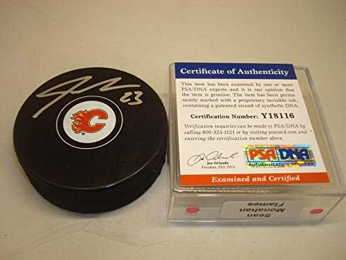 Sean Monahan potpisao je hokejaški pak Calgari Flames s autogramom od 1 do 1 do NHL pakova s autogramom