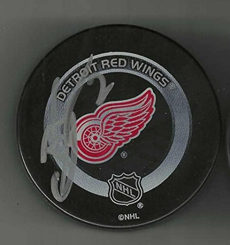 Brendan Smith potpisao je službeni pak Detroit crvena krila - NHL pakove s autogramima